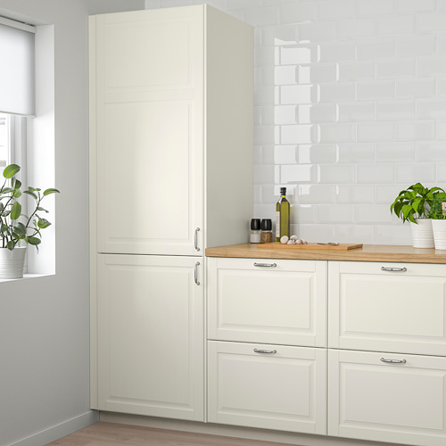 Mueble BODBYN blanco con paneles blanquecinos, alto y bien cuidado en una cocina limpia.
