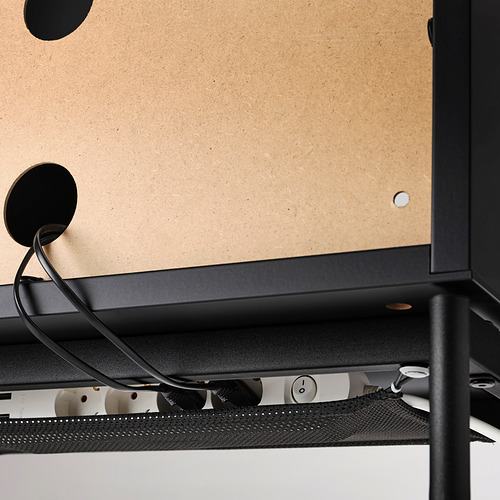 Banco de televisión negro con puertas de vidrio, red de gestión de cables visible debajo, lo que garantiza un almacenamiento de cables organizado y seguro.