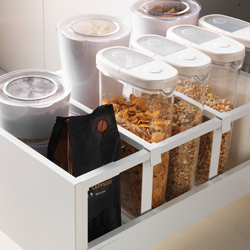 Armarios de cocina con recipientes transparentes para alimentos en cajones.