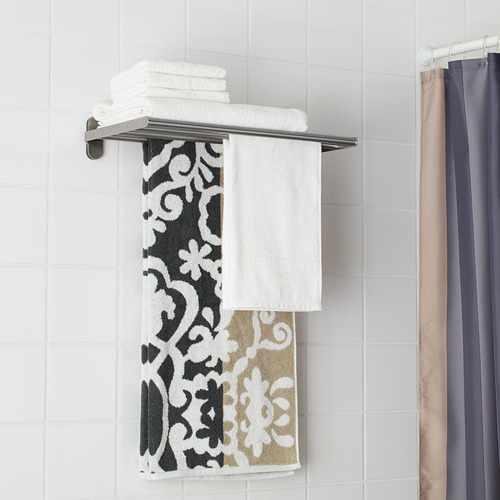 Un combo de toallero y estante de acero inoxidable, con capacidad para varias toallas. Montado en pared de azulejos blancos.