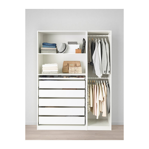 Armario moderno con cajones, estantes y espacio para colgar ropa y accesorios.