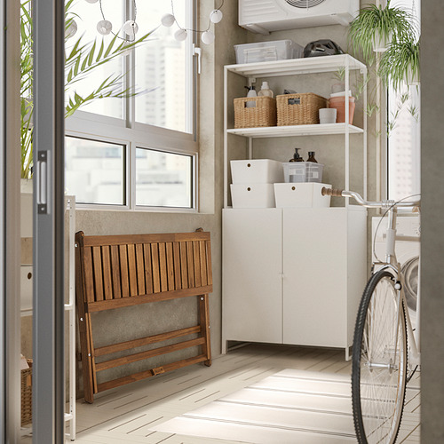 Banco de madera NÄMMARÖ junto a la ventana. Acacia robusta, encaja perfectamente con el almacenamiento y la bicicleta.