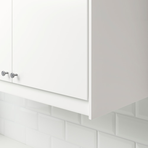 Moldura de mueble de cocina blanca con pomos redondos, iluminación y cables de cubierta, que realzan la decoración moderna.