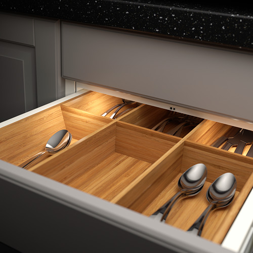Cajón con luces led que muestran los compartimentos para cubiertos.