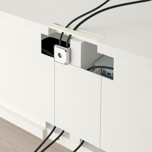 Una unidad de televisión montada en la pared con gestión de cables, con una salida de cable en la parte superior, lo que garantiza una organización ordenada de los cables.