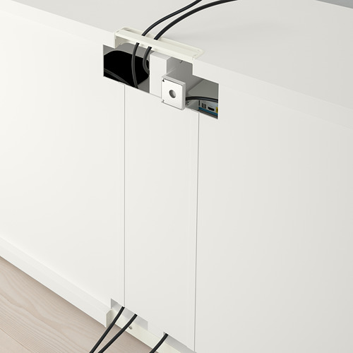 Banco de TV con gestión de cables: estantes ajustables, salidas de cables traseras y cajones de apertura a presión.