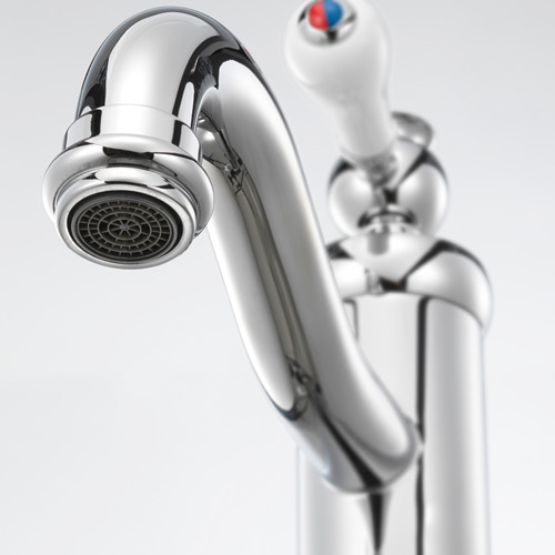 Grifo de cromo pulido con aireador y manijas de doble control para un control preciso del agua.