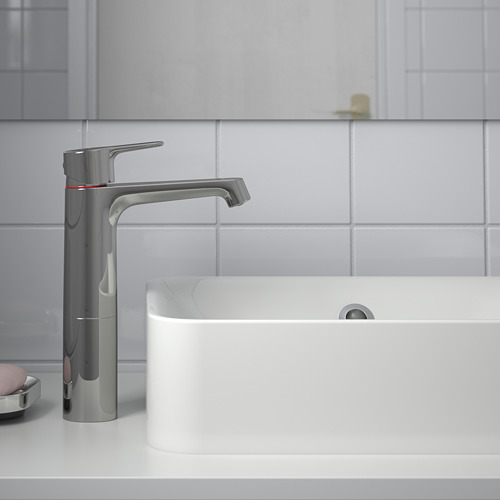 Moderno grifo de baño cromado con manija de palanca, ahorro de agua mediante la función de arranque en frío.