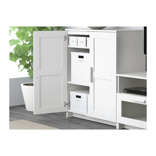 Mueble armario blanco con puerta abierta, estantes ajustables y equipo electrónico.