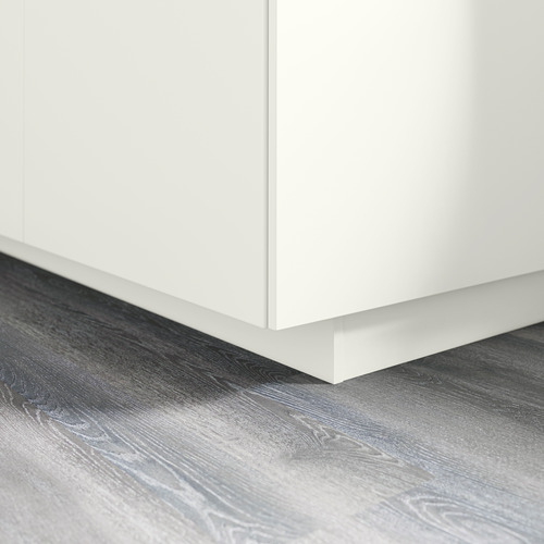 Zócalo de mueble de cocina blanco sobre suelo de madera gris. Cubre el espacio entre el piso y los gabinetes bajos. Forma parte de la serie FÖRBÄTTRA.