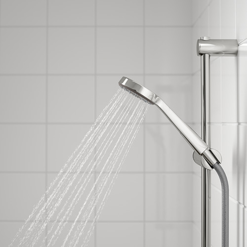 Un moderno cabezal de ducha cromado con un brazo flexible rocía agua en un patrón de rociado completo, ajusta la altura y ahorra agua y energía.