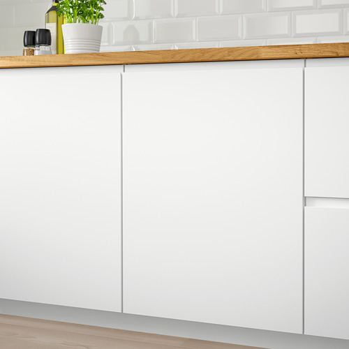 Cocina moderna con gabinetes VOXTORP blancos, encimera de madera clara y azulejos blancos de metro.
