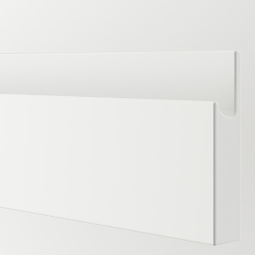 Frentes de cajones blancos con elegantes tiradores integrados, acabado liso. Diseño minimalista, apariencia de alta calidad.