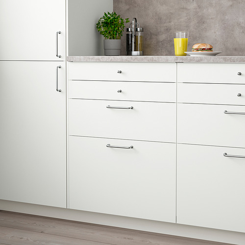 Armarios de cocina: VALLSTENA en blanco, acabado laminado liso, diseño moderno y elegante, seis cajones, tiradores cromados, altos y estrechos en relación a la pared.