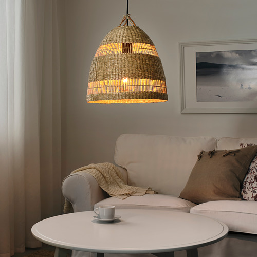 Acogedora sala de estar con lámpara colgante de junco TORARED, luz cálida, sofá beige, arte marino, mesa de café, ambiente acogedor.