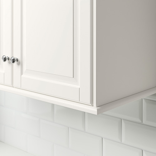 Cubierta de borde de armario blanca con herrajes cromados, que oculta los cables de iluminación de la cocina, parte de un sistema de cocina modular.