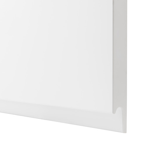 Primer plano de un elegante y moderno frente de armario blanco con tirador liso e integrado.