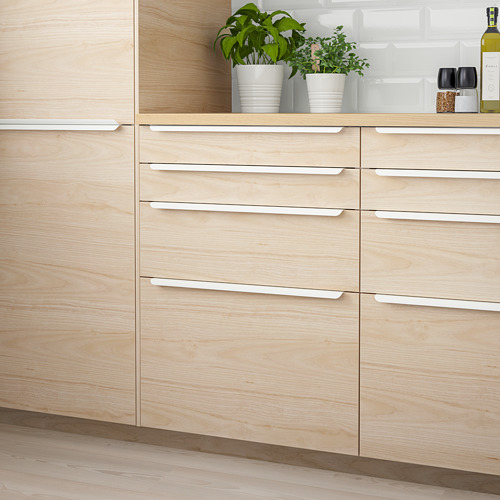 Modernos gabinetes de cocina de color marrón claro con manijas plateadas, diseño elegante, plantas de interior en la encimera. Fácil de limpiar.