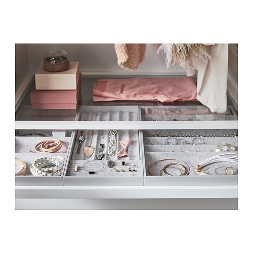 Bandeja de joyería KOMPLEMENT con inserciones de fieltro, compartimentos grises, cuadrados y rectangulares, accesorios organizados.