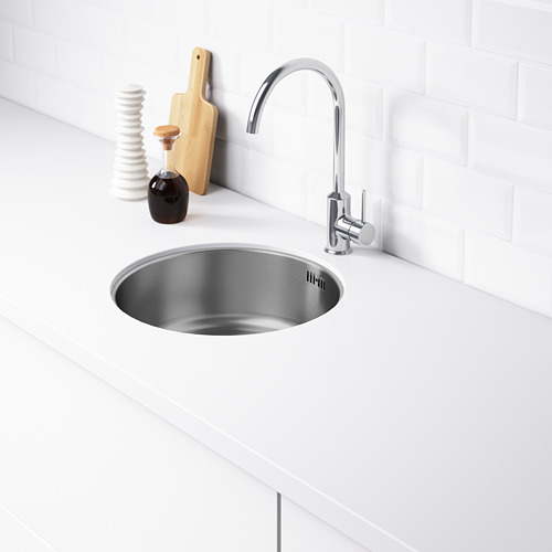Fregadero de cocina de acero inoxidable con dos orificios preperforados para la instalación de la grifería, con un diseño moderno y elegante.