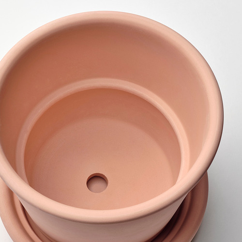 Jardinera de terracota vacía con orificio de drenaje. Si quieres que quepan exactamente 150 caracteres: maceta de terracota, vacía con orificio de drenaje.