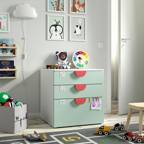 Cofre SMÅSTAD verde con asas rojas en la habitación de los niños. Perfecto para guardar y jugar.