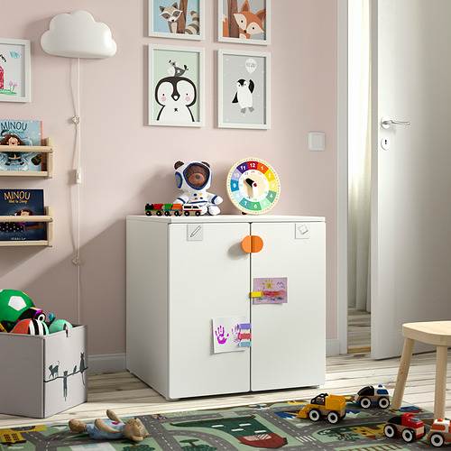 Habitación para niños con gabinete blanco, juguetes, libros, reloj, taburete y alfombra de diseño de carretera.