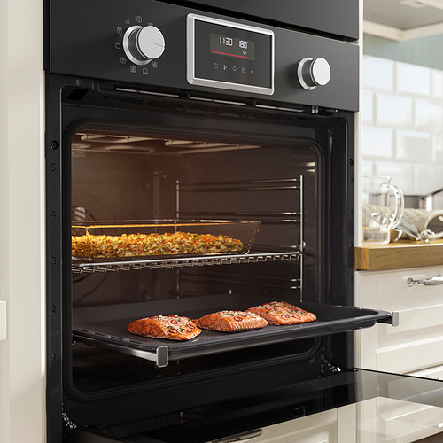 Horno negro con pantalla digital horneando salmón y guizuela. Ventilador verdadero, calefacción arriba/abajo, varios racks.