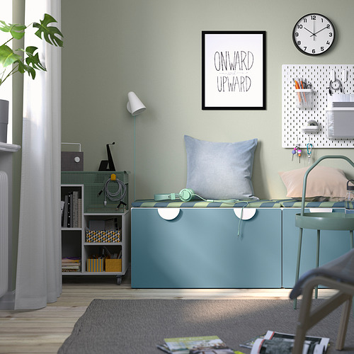 Oficina en casa: banco verde, almohadas, auriculares, almacenamiento, arte.
