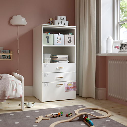 Librería SMÅSTAD blanca en la habitación de los niños con juguetes y juego de trenes.