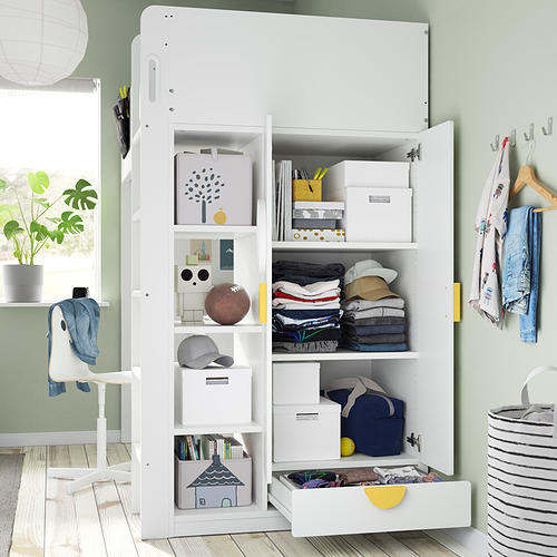 Mueble de almacenaje blanco con estantes para ropa, cajas y accesorios. Dos armarios grandes, tres estantes y un cajón. Configuración organizada de la habitación de los niños.
