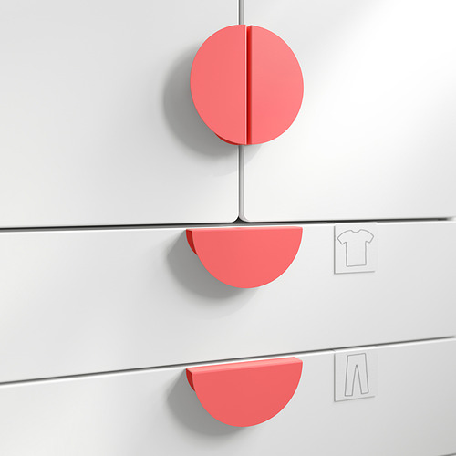Pomos de pared circulares rojos, probablemente manijas para almacenamiento, montados en pared blanca.