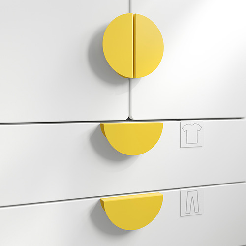 Pomos circulares y semicirculares de color amarillo brillante en las puertas de los armarios blancos, que mejoran el agarre y el estilo.