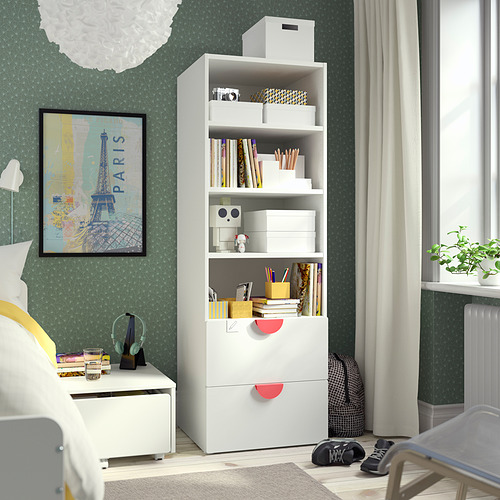 Estantería blanca en el dormitorio con libros, decoración y póster de París. Paredes estampadas en verde, ventana con cortinas.