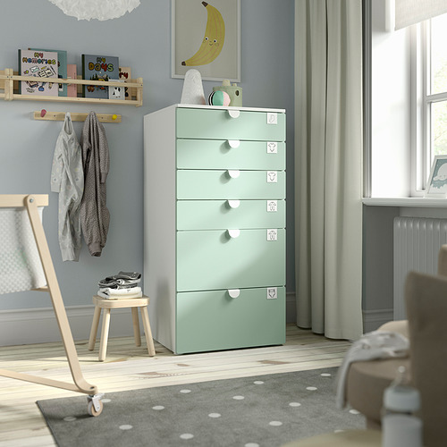 Habitación infantil con cajones SMÅSTAD, ventana, alfombra, perchero, cortinas, estantería.