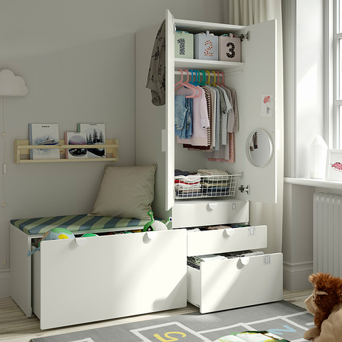 Habitación infantil con armario SMÅSTAD: las puertas abiertas muestran perchas, estantes, cajones y espejo; El contenedor de fondo cerrado revela juguetes, espejo en la puerta.