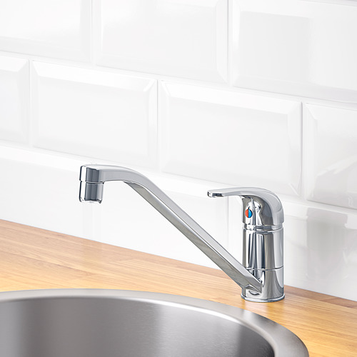 Grifo de cocina cromado con caño largo y giratorio, montado sobre encimera de madera junto al fregadero de acero inoxidable.
