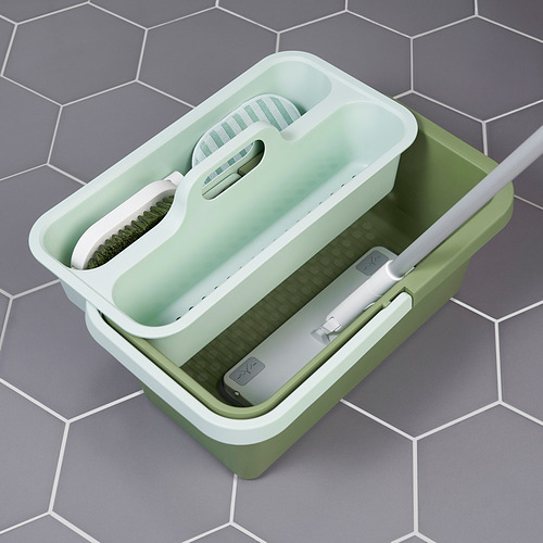 Cubo de limpieza PEPPRIG verde con asa, con ranuras para herramientas de limpieza y fondo ondulado para la limpieza de la fregona.