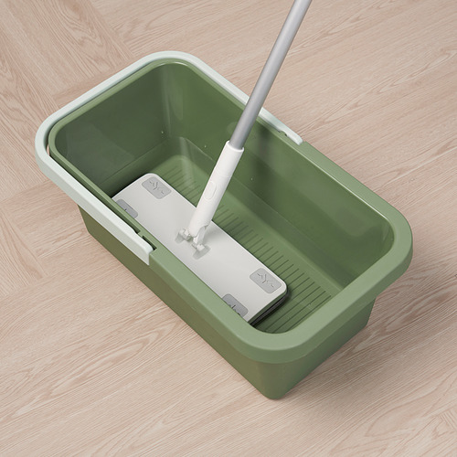 Cubo de fregona verde con mango de fregona blanco insertado, diseñado para limpiar y organizar herramientas.