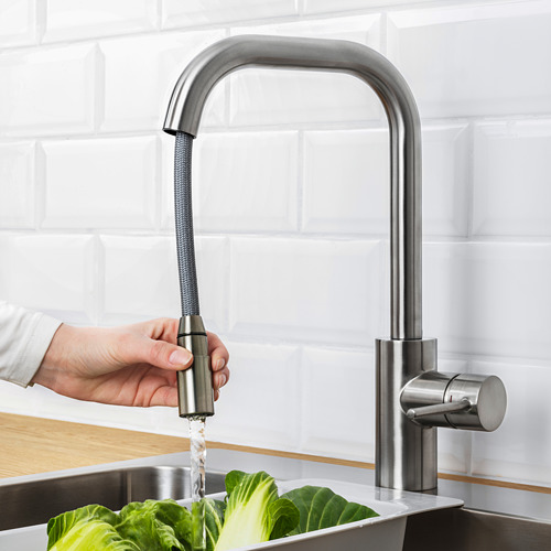 Lavar a mano la lechuga con grifo ÄLMAREN, ahorrando agua y energía. El grifo de acero inoxidable se extrae para enjuagar, aireador eficiente.