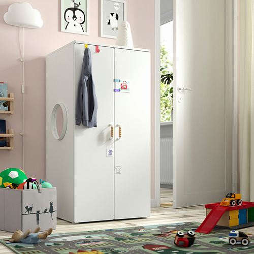 Habitación infantil con armario SMÅSTAD, alfombra de colores, puerta de balcón abierta, paredes rosas.