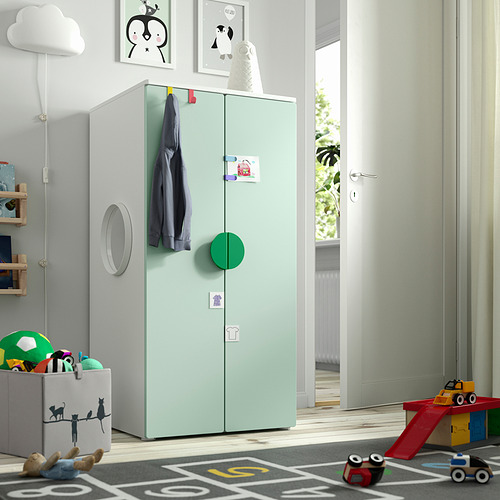Habitación infantil con armario SMÅSTAD verde claro, juguetes y decoración lúdica.