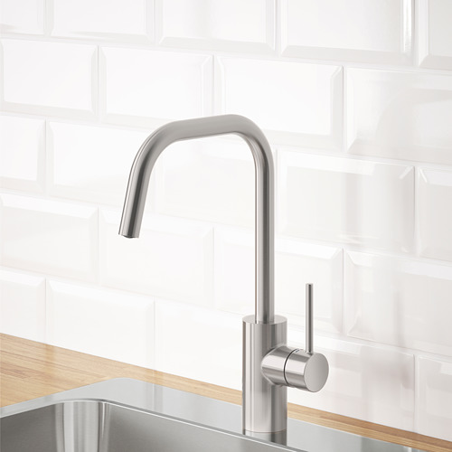 Grifo de cocina moderno, acero inoxidable, encimera de madera, placa para salpicaduras de azulejos blancos, eficiente en el uso del agua.
