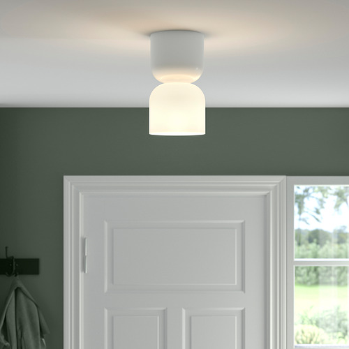Una lámpara de techo moderna que emite una luz suave, proporcionando una iluminación general y direccional.