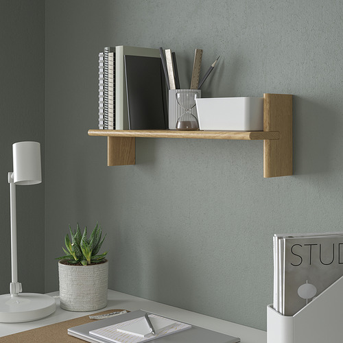 La estantería KLAVRESTRÖM contiene libros, tazas, bolígrafos. Diseño minimalista.