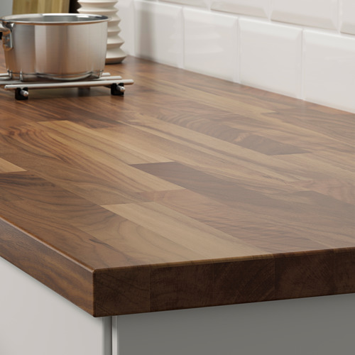 Encimera de cocina de madera con ollas metálicas, que muestra una superficie duradera y lijable.