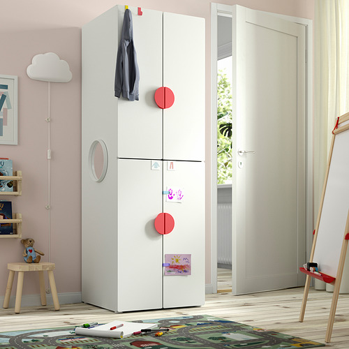 Armario SMÅSTAD blanco en la habitación de los niños, alto con puertas de cierre suave.