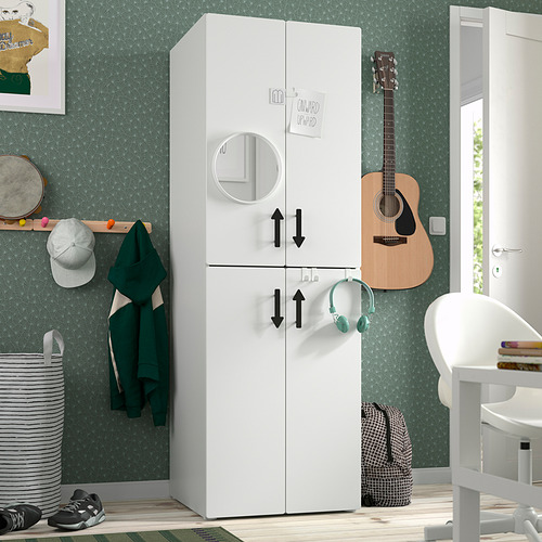 Armario SMÅSTAD con guitarra y artículos en habitación decorada