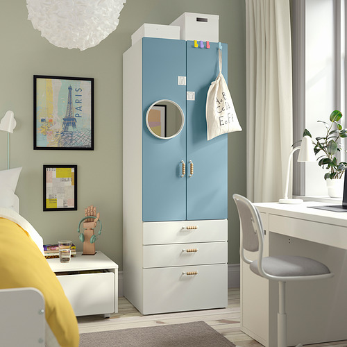 Muestra el armario SMÅSTAD azul claro de los niños en el dormitorio con cama y escritorio.