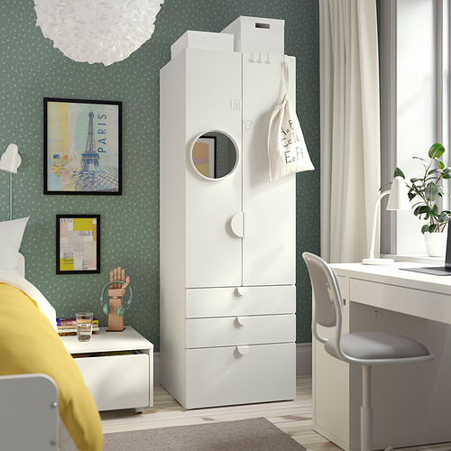 Moderna habitación infantil con armario SMÅSTAD, escritorio y póster de París.